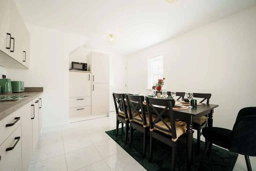 Superb 4Br New House Villa Leeds  Leeds (West Yorkshire)