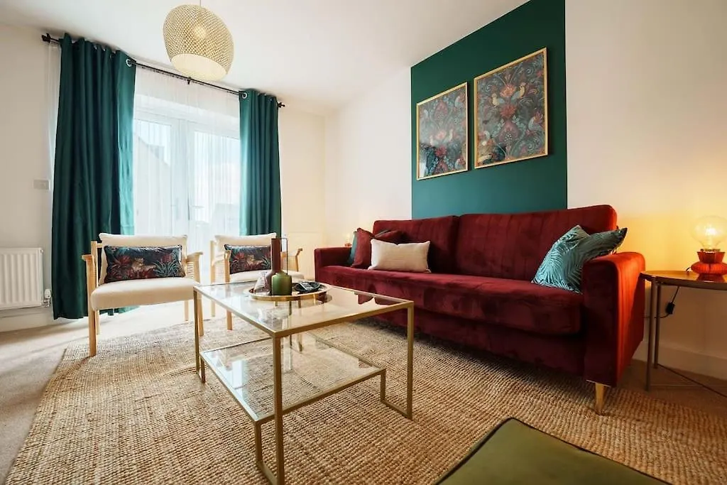 Holiday home Superb 4Br New House Villa Leeds  United Kingdom