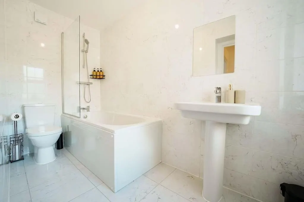 Holiday home Superb 4Br New House Villa Leeds