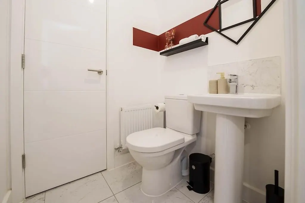 Holiday home Superb 4Br New House Villa Leeds  United Kingdom