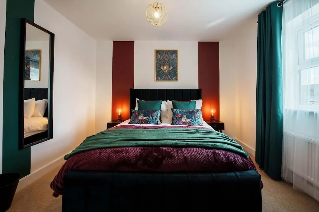 Holiday home Superb 4Br New House Villa Leeds