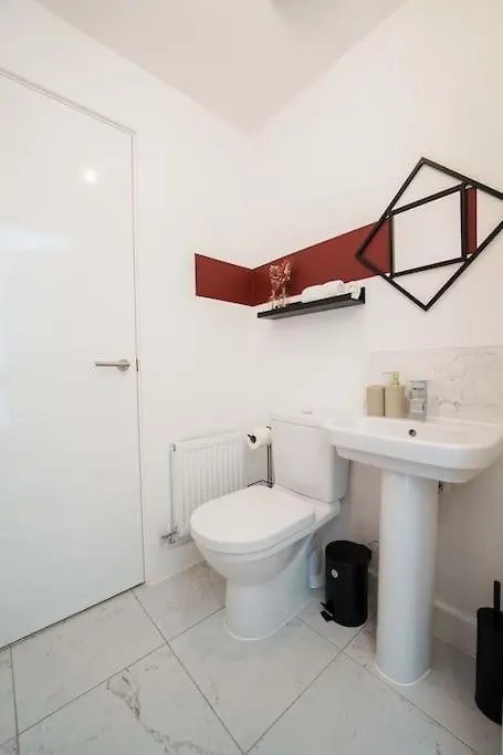 Superb 4Br New House Villa Leeds  Holiday home Leeds (West Yorkshire)