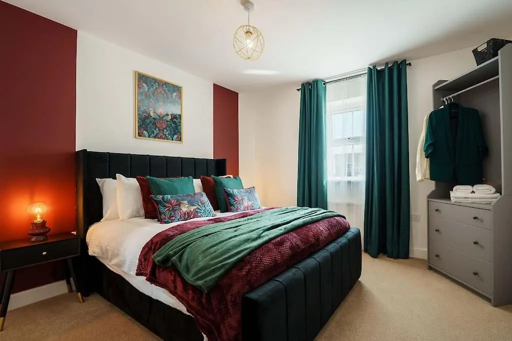 Superb 4Br New House Villa Leeds  Holiday home