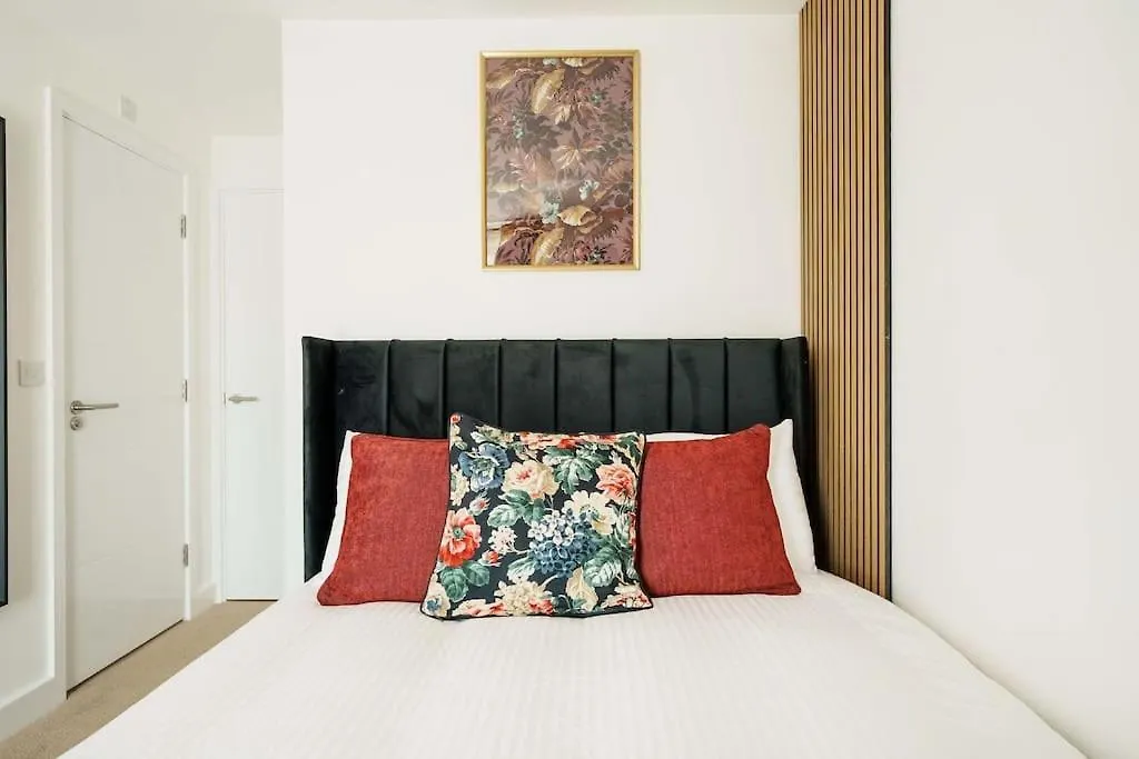 Superb 4Br New House Villa Leeds