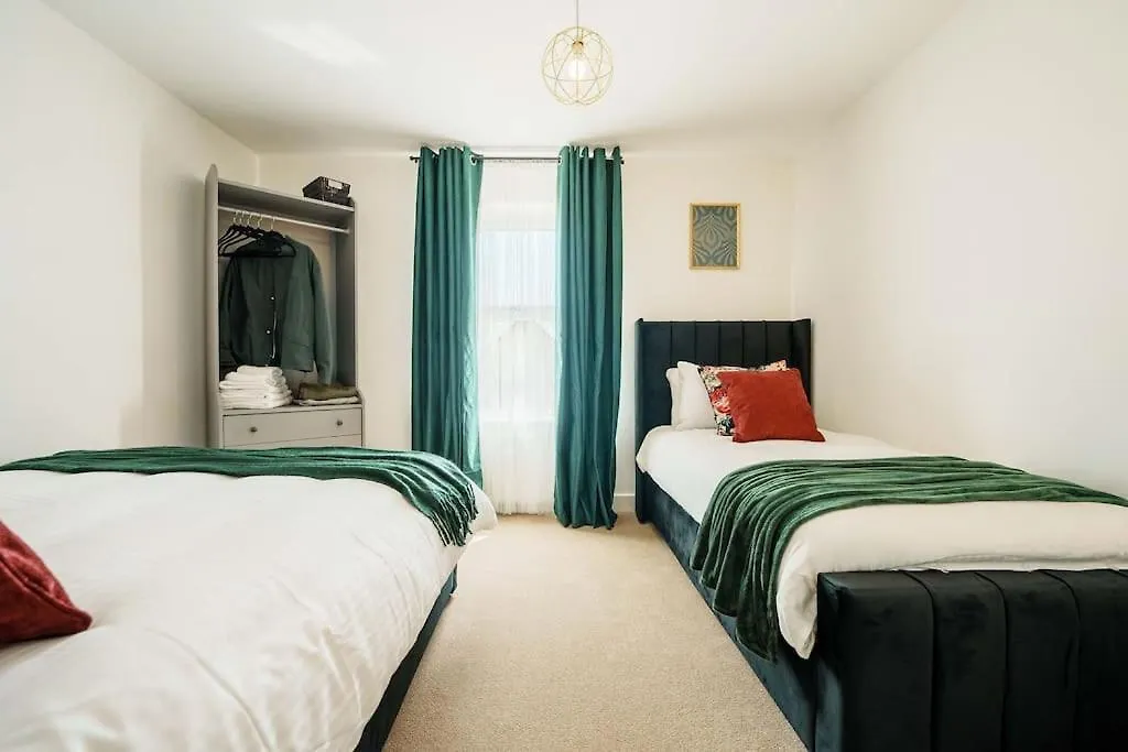 Superb 4Br New House Villa Leeds  Holiday home Leeds (West Yorkshire)