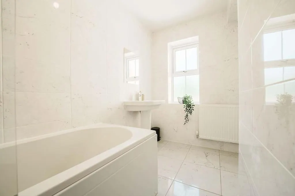 Superb 4Br New House Villa Leeds  Holiday home