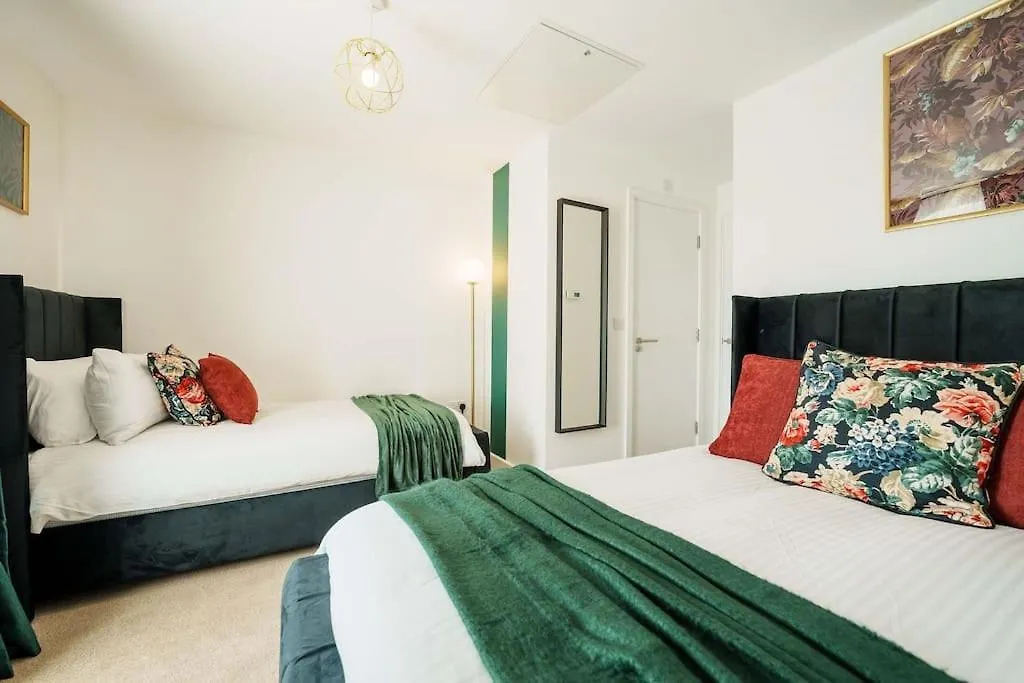 Holiday home Superb 4Br New House Villa Leeds