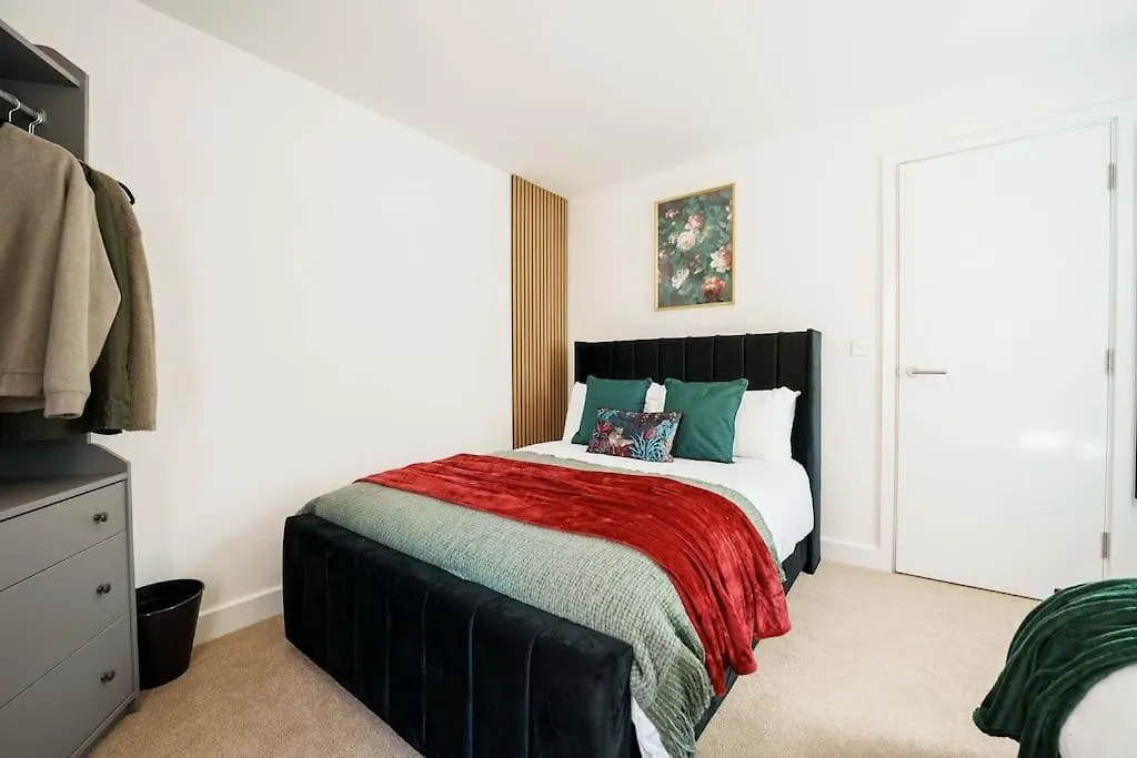 Holiday home Superb 4Br New House Villa Leeds