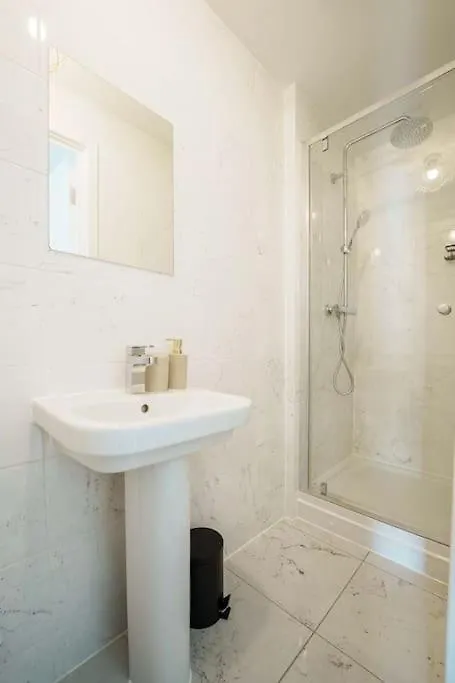 Superb 4Br New House Villa Leeds  Holiday home Leeds (West Yorkshire)