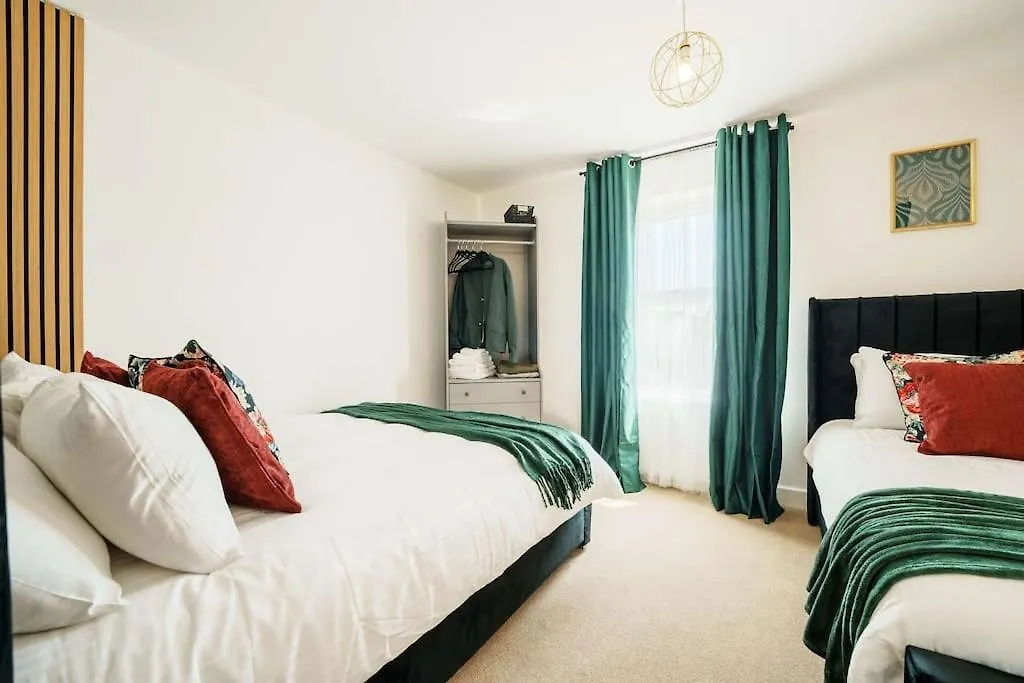 Superb 4Br New House Villa Leeds  Holiday home Leeds (West Yorkshire)