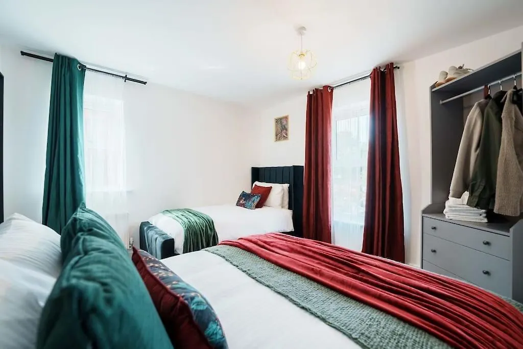Holiday home Superb 4Br New House Villa Leeds
