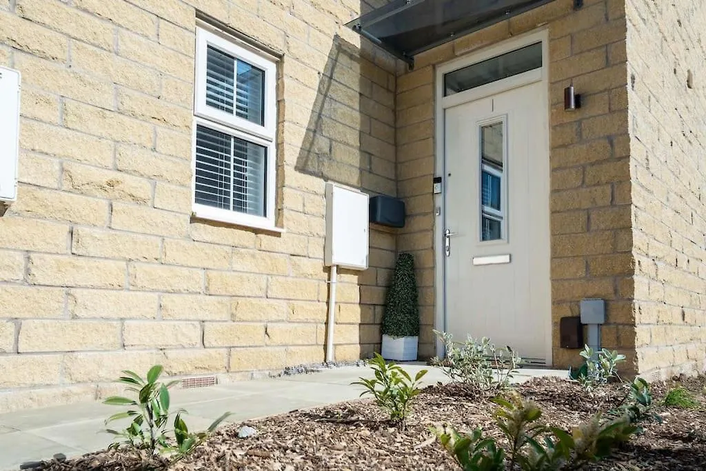 Superb 4Br New House Villa Leeds  Holiday home