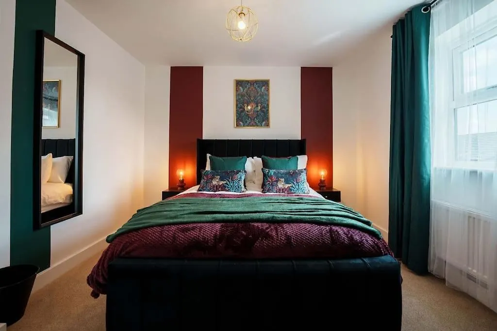 Superb 4Br New House Villa Leeds