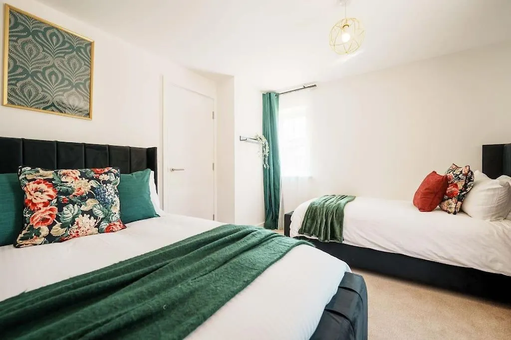 Holiday home Superb 4Br New House Villa Leeds