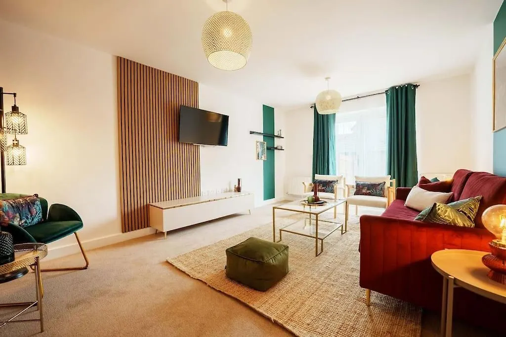 Superb 4Br New House Villa Leeds  Holiday home Leeds (West Yorkshire)