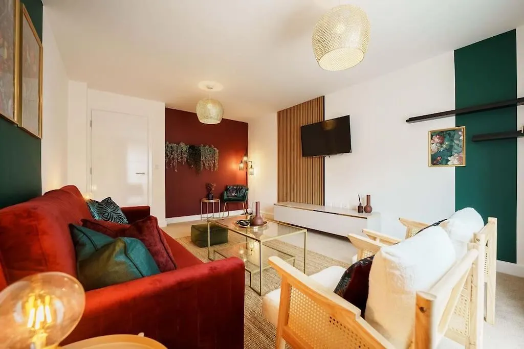 Superb 4Br New House Villa Leeds